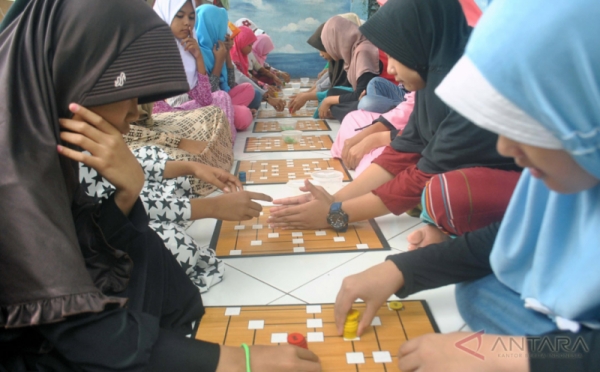 Serunya Permainan Tik Tak Toe dan Bola Labirin di Kampung Matematika 