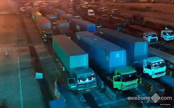 Pelayanan Lamban karena SDM Kurang, Puluhan Truk Kontainer Antre di Tanjung Priok