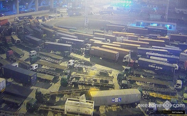 Pelayanan Lamban karena SDM Kurang, Puluhan Truk Kontainer Antre di Tanjung Priok