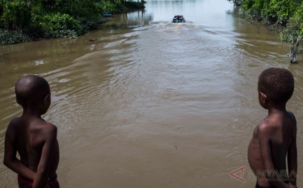 Menggunakan Speedboat, Penderita Gizi Buruk Dievakuasi ke RSUD Agats