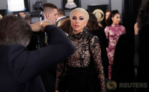 Bergaun Panjang Hitam, Lady Gaga Tampil Glamor pada 60th Annual Grammy Awards