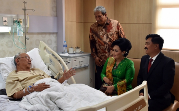 Panglima TNI Besuk Gus Sholah di Rumah Sakit Pusat Otak ...