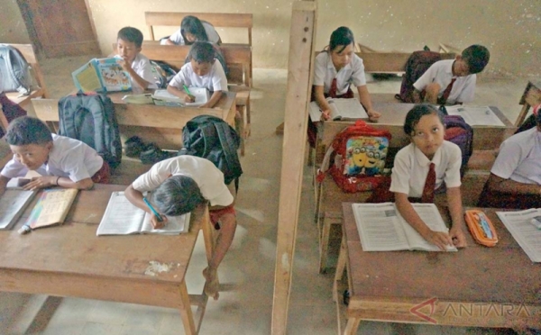 Siswa Sdn 04 Kedoyo Tulungagung Belajar Di Kelas Darurat 0 Foto Okezone Foto 9939