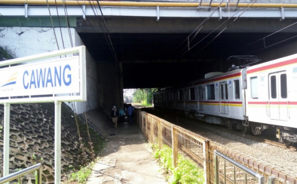 Melintas di Jalan Sempit Ini Bikin Jantung Deg-degan Saat KRL Lewat