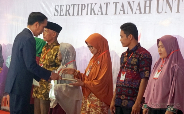 Jokowi Bagikan Sertifikat Tanah kepada 15.000 Warga Sentul