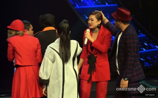 Suasana Panggung Spektakuler Show Top 6 Indonesian Idol Saat Marion Jola Tereliminasi