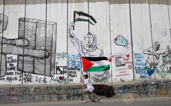 Bawa Bendera Palestina, Peserta Maraton Melintas di Samping Beton Perbatasan Israel