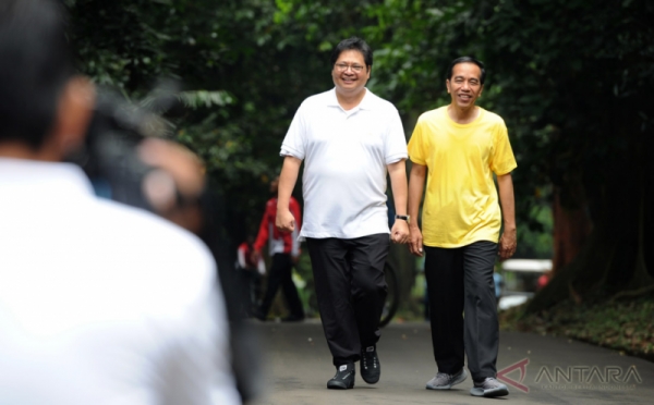Ketika Presiden Jokowi dan Ketum Golkar Memberi Makan Kambing Usai Olahraga Bersama