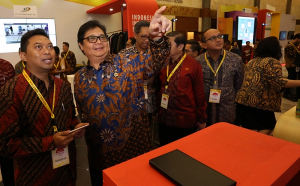 Menteri Perindustrian Airlangga Hartarto Kunjungi Stan-Stan Pameran IIS
