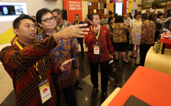 Menteri Perindustrian Airlangga Hartarto Kunjungi Stan-Stan Pameran IIS