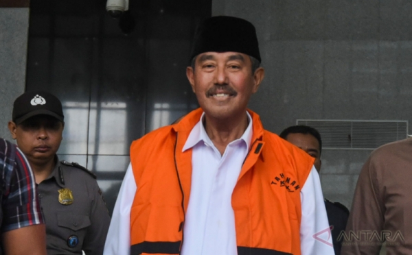 Ditahan KPK, Bupati Bandung Barat Abubakar Masih Tetap Tebar Senyum