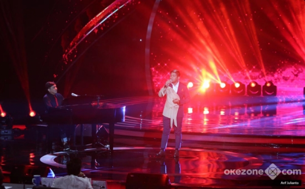Abdul Kolaborasi dengan Yovie Widianto di Malam Grand Final Indonesian Idol 