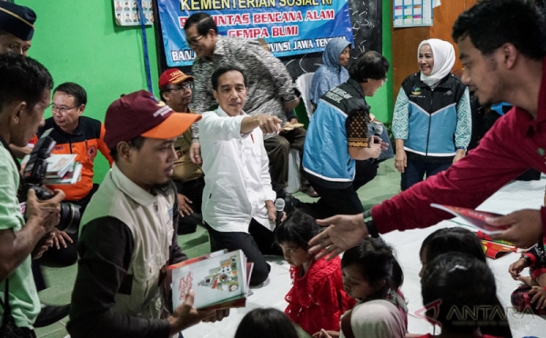 Presiden Jokowi Bagikan Buku kepada Anak-anak Korban Gempa Banjarnegara