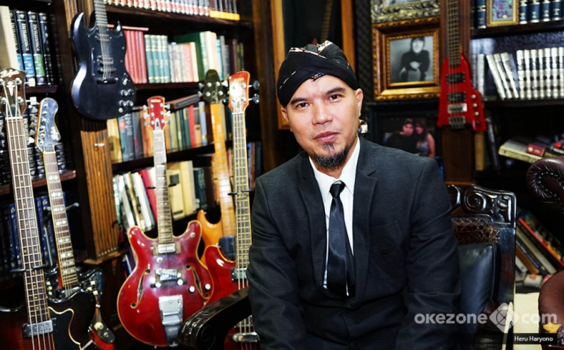 Gaya Ahmad Dhani Pakai Blangkon, Jas dan Dasi Hitam Mengikuti Fesyen Tahun 1920