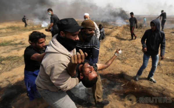 Warga Palestina Berlindung dari Hujan Peluru Gas Air Mata Tentara Israel