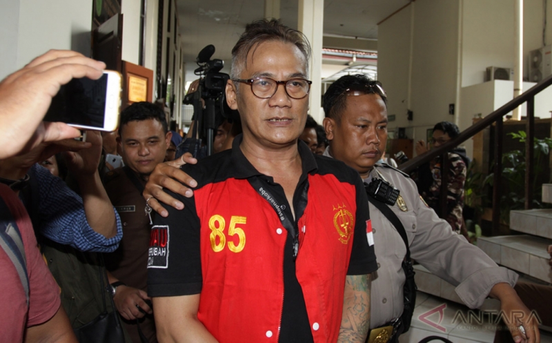 Gaya Rambut Tio Pakusadewo saat Sidang Kasus Narkoba