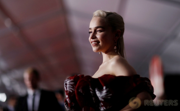Emilia Clarke Tampil Cantik dalam Balutan Gaun Berkelir Merah Marun