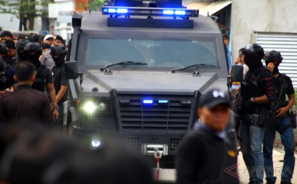 Penggerebekan 3 Lokasi di Tangerang, Densus 88 Amankan 3 Terduga Teroris dan 1 Istri
