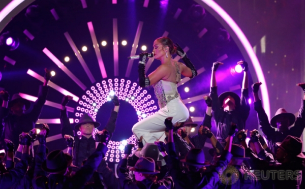 Tampil di Panggung Billboard Music Awards 2018, Jennifer Lopez Bawakan 