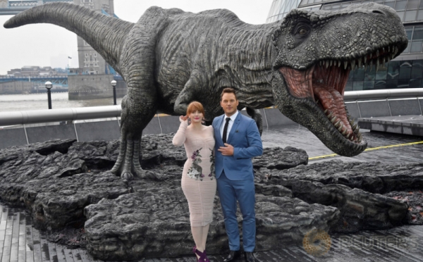 Pakai Busana Serasi Warna Kulit, Bryce Dallas Howard Tampil Cantik di Jurassic World 2
