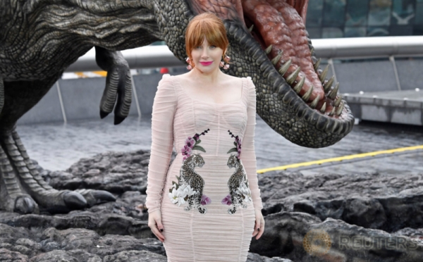 Pakai Busana Serasi Warna Kulit, Bryce Dallas Howard Tampil Cantik di Jurassic World 2