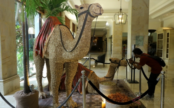 Meriahkan Ramadan, Hotel di Surabaya Hadirkan Replika Unta Dilapisi Jahe Kering