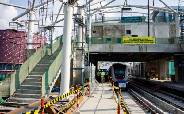 Melihat Gerbong LRT Saat Diuji Coba di Kelapa Gading