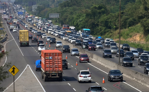 Antisipasi Kemacetan Arus Balik, Tol Cikampek Memberlakukan Sistem Contraflow