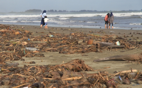 Sampah Ganggu Keindahan Pantai di Desa Suak Timah Aceh Barat