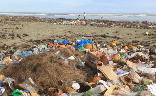 Sampah Ganggu Keindahan Pantai di Desa Suak Timah Aceh Barat