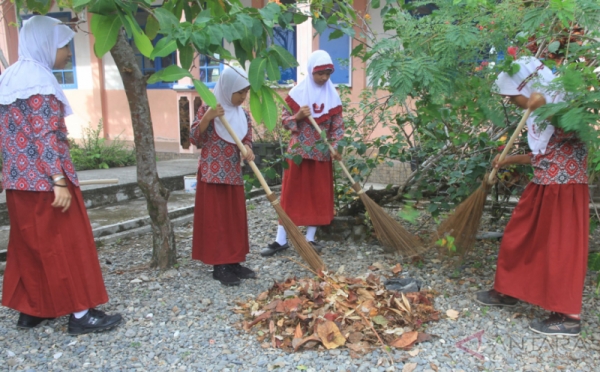 Hari Perdana Masuk Sekolah Pascalebaran, Siswa di Aceh Bersih-Bersih Sekolah