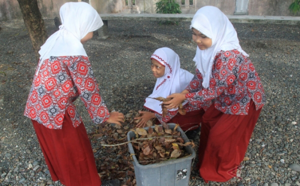 Hari Perdana Masuk Sekolah Pascalebaran, Siswa di Aceh Bersih-Bersih Sekolah