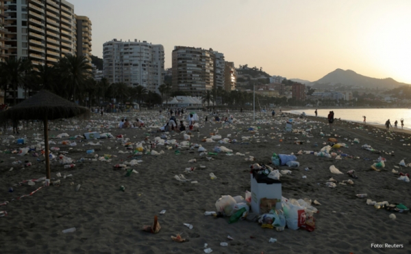 Sampah Cemari Pantai Malagueta di Malaga Spanyol