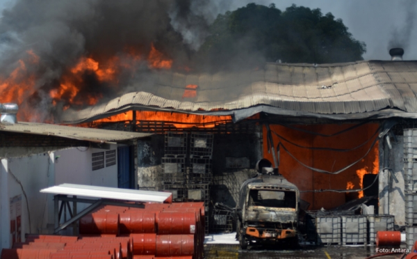 Kebakaran Hebat Ludeskan Pabrik Tinner di Kecamatan Taman Sidoarjo