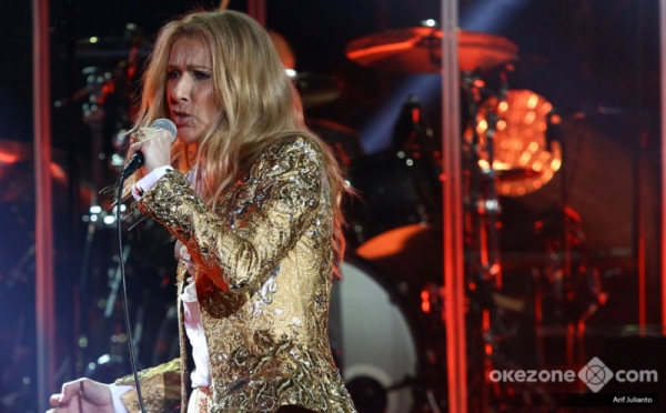 Berbusana Gold, Celine Dion Tampil Memukau pada Konser Tunggalnya di Sentul Bogor