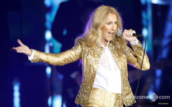 Berbusana Gold, Celine Dion Tampil Memukau pada Konser Tunggalnya di Sentul Bogor