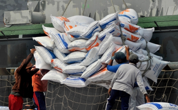 22.500 Ton Beras Impor Asal Vietnam Tiba di Pelabuhan Indah Kiat Merak