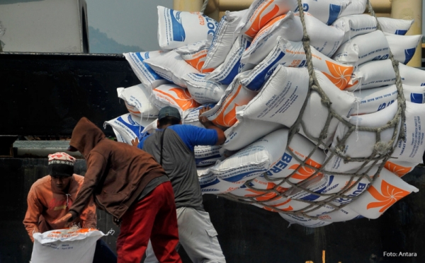 22.500 Ton Beras Impor Asal Vietnam Tiba di Pelabuhan Indah Kiat Merak
