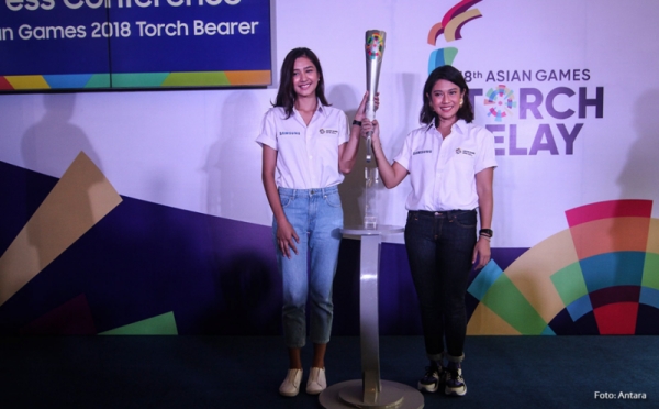 Dian Sastro dan Mikha Tambayong Jadi Duta Pembawa Obor Asian Games 2018
