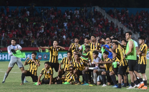 2 Ekspresi Berbeda Pemain Timnas Indonesia dan Malaysia U19 Usai Adu Penalti