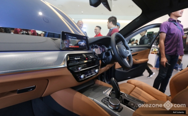 Intip Interior dan Eksterior 2 Mobil BMW Bermesin 4 Silinder 2000cc
