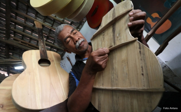 Intip Pembuatan Gitar Akustik Dari Bambu Di Banjaran Kediri 0 Foto Okezone Economy