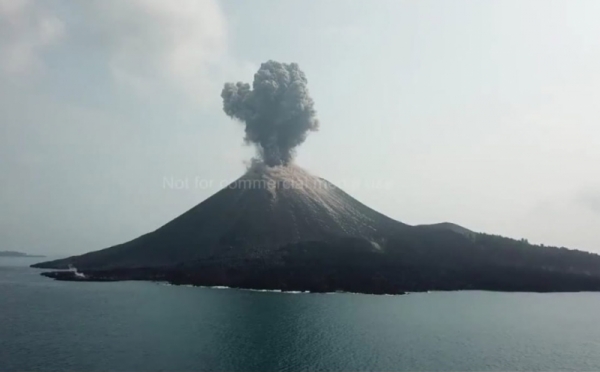 Erupsi gunung anak krakatau dan gempa banten selisih 3 menit