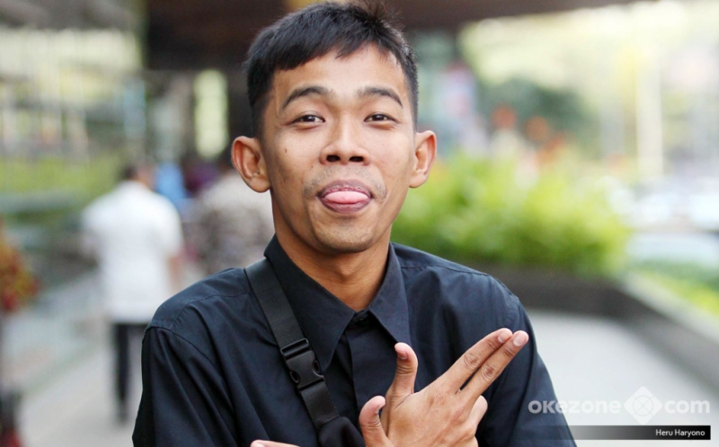Pakai Kemeja Hitam, Begini Pose Dede Sunandar saat Difoto
