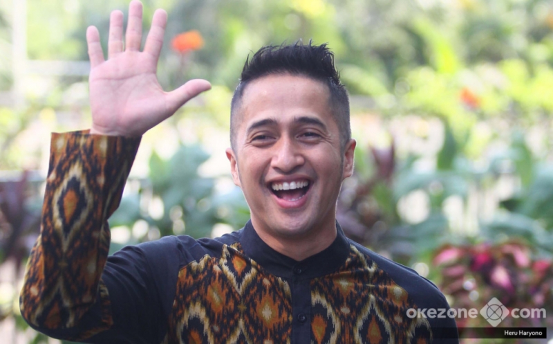 Senyum Ramah Irfan Hakim Saat Berpose