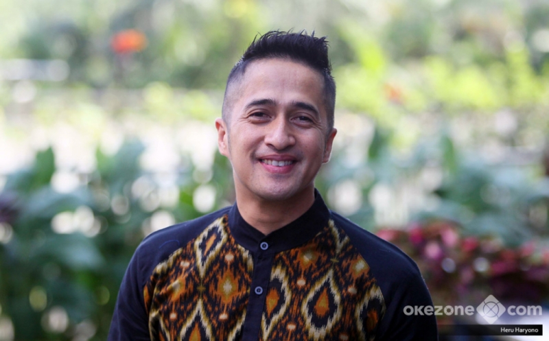 Senyum Ramah Irfan Hakim Saat Berpose