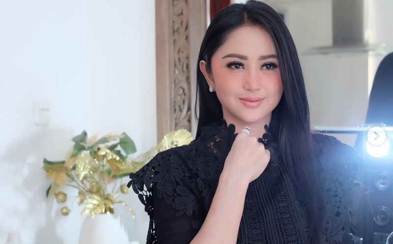 Glamor Khas Sosialita, Gaya Fashion Stylish Dewi Perssik 