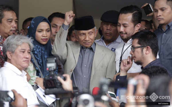 Ini Barang Bukti yang Dibawa Amien Rais Sebelum Diperiksa Polisi