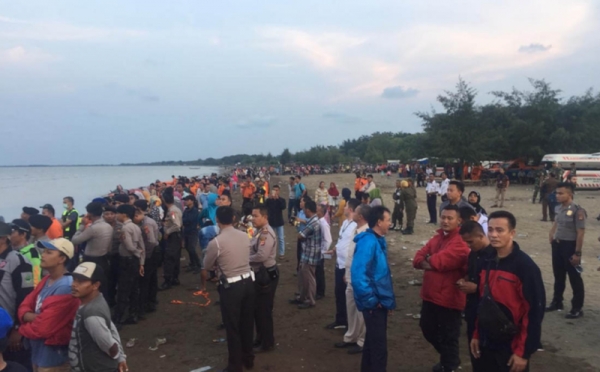 Warga Berbondong-bondong Saksikan Evakuasi Korban Pesawat Lion Air di Pantai Tanjung Pakis