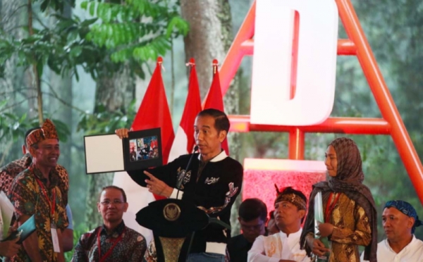 Jokowi Temui Petani di Kawasan Taman Hutan Rakyat Bandung